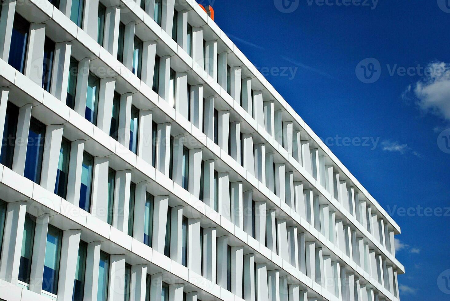 abstrakt Nahansicht von das glasverkleidet Fassade von ein modern Gebäude bedeckt im reflektierend Teller Glas. die Architektur abstrakt Hintergrund. Glas Mauer und Fassade Detail. foto