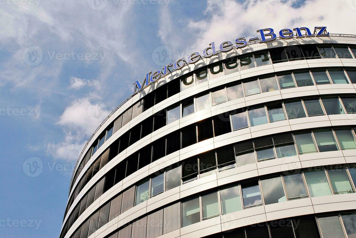 abstrakt Nahansicht von das glasverkleidet Fassade von ein modern Gebäude bedeckt im reflektierend Teller Glas. die Architektur abstrakt Hintergrund. Glas Mauer und Fassade Detail. foto