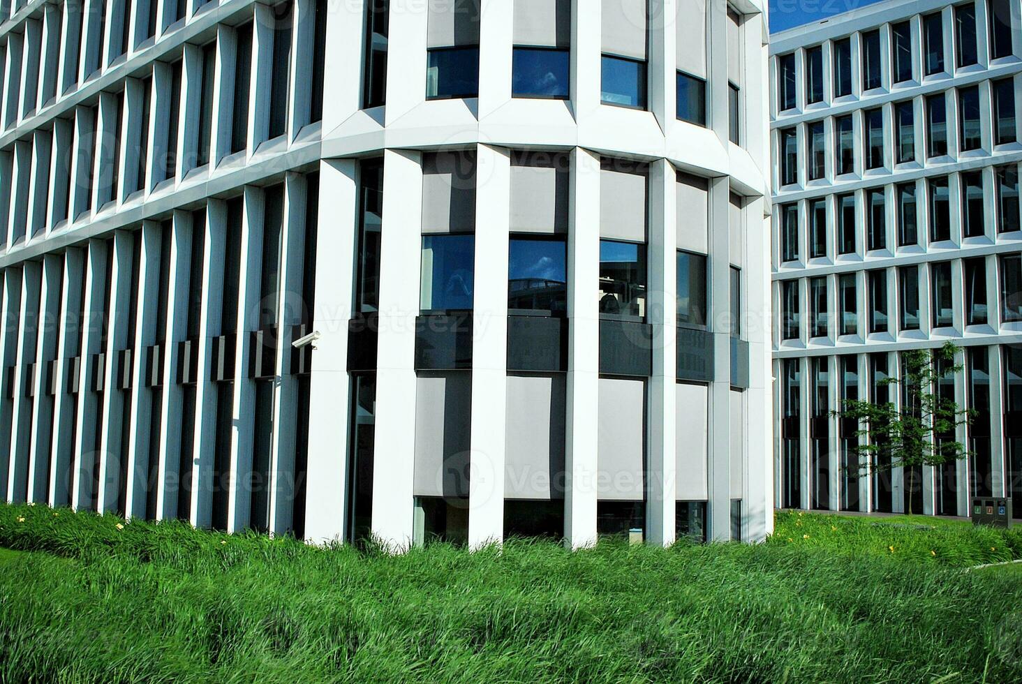 abstrakt Nahansicht von das glasverkleidet Fassade von ein modern Gebäude bedeckt im reflektierend Teller Glas. die Architektur abstrakt Hintergrund. Glas Mauer und Fassade Detail. foto