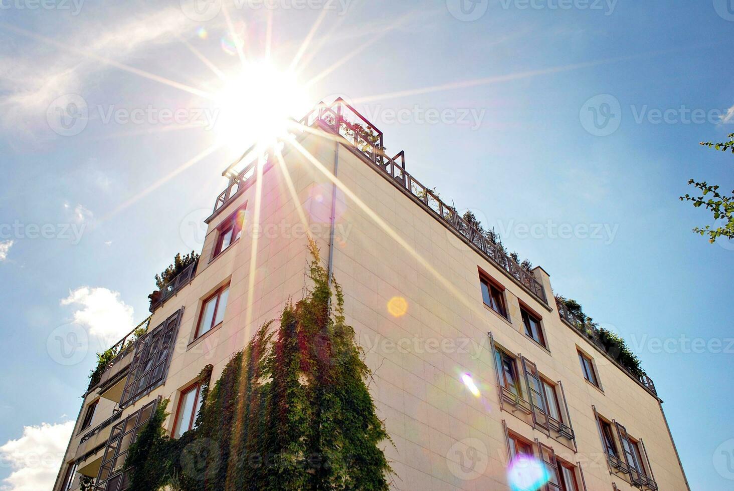 modern und Neu Wohnung Gebäude. mehrstöckig, modern, Neu und stilvoll Leben Block von Wohnungen. foto