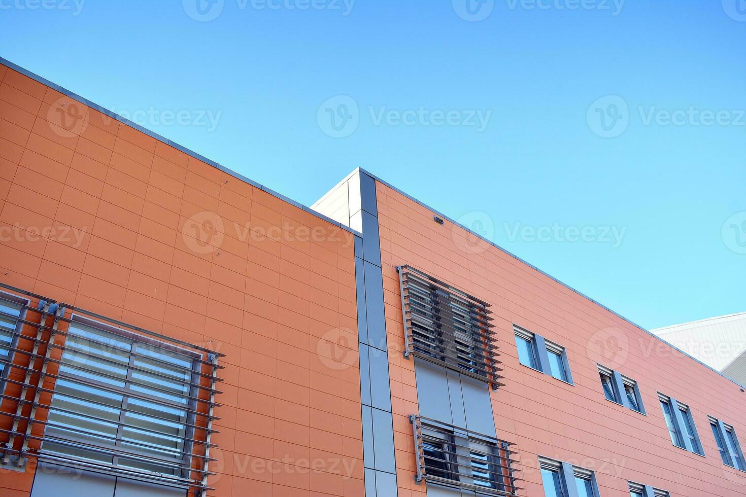 abstrakt Nahansicht von das glasverkleidet Fassade von ein modern Gebäude bedeckt im reflektierend Teller Glas. die Architektur abstrakt Hintergrund. Glas Mauer und Fassade Detail. foto