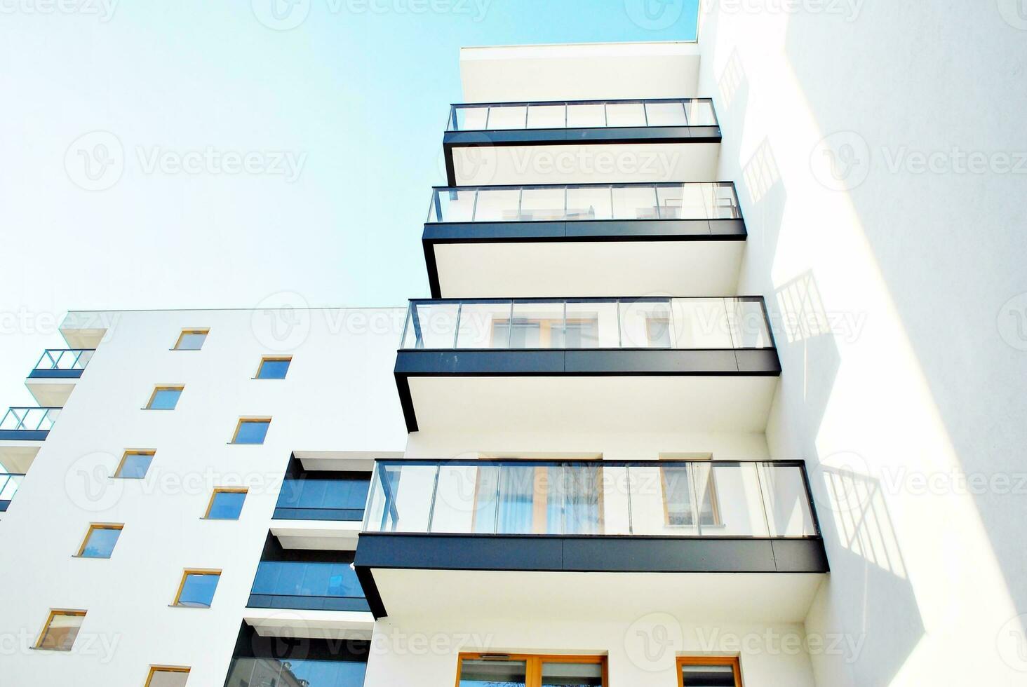 modern und Neu Wohnung Gebäude. mehrstöckig, modern, Neu und stilvoll Leben Block von Wohnungen. foto