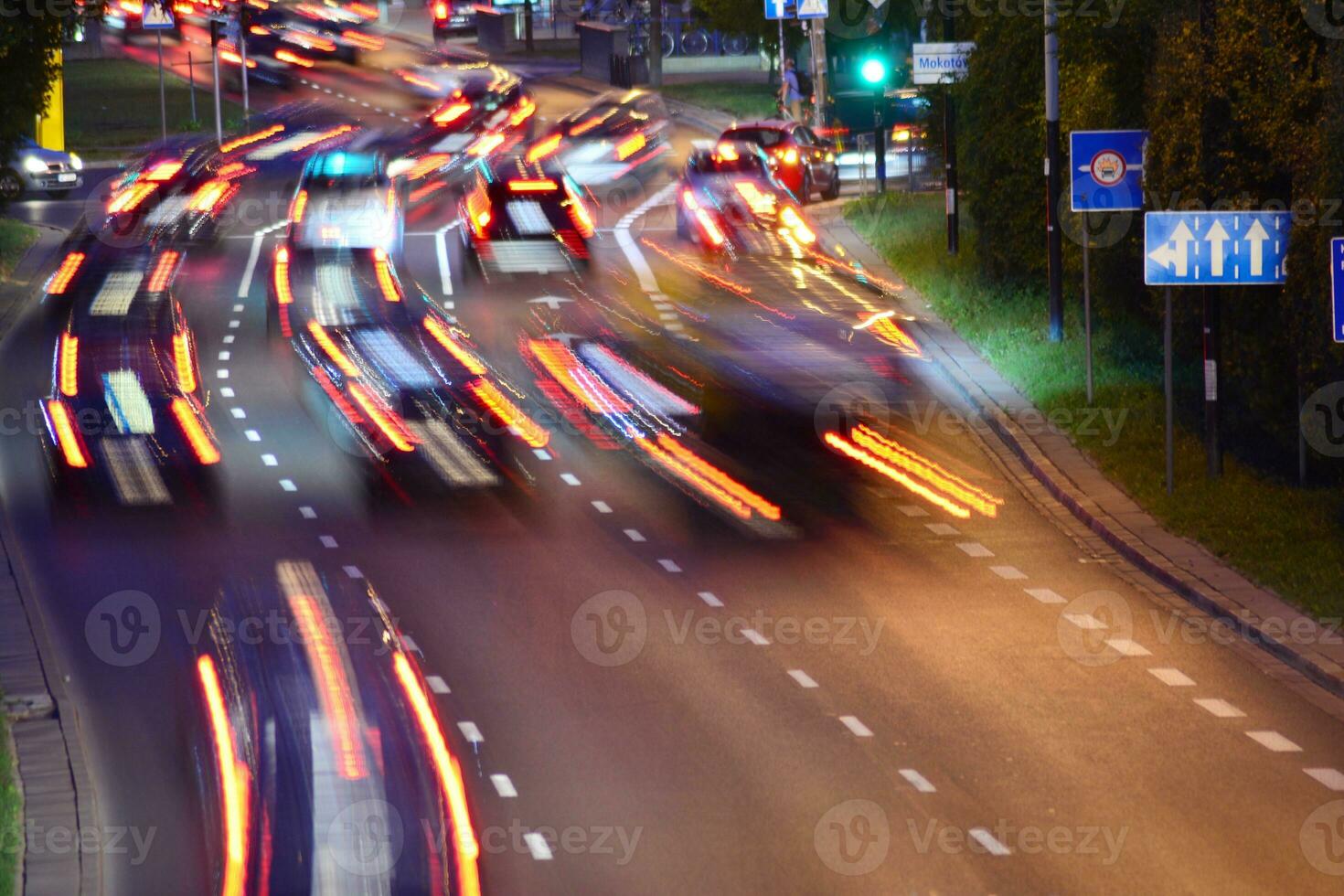 Licht Streifen und Spuren von Bewegung im das Stadt foto