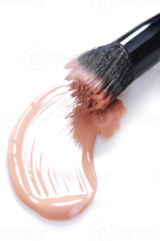 verschmierte flüssige beige Make-up-Foundation auf weißem Hintergrund foto
