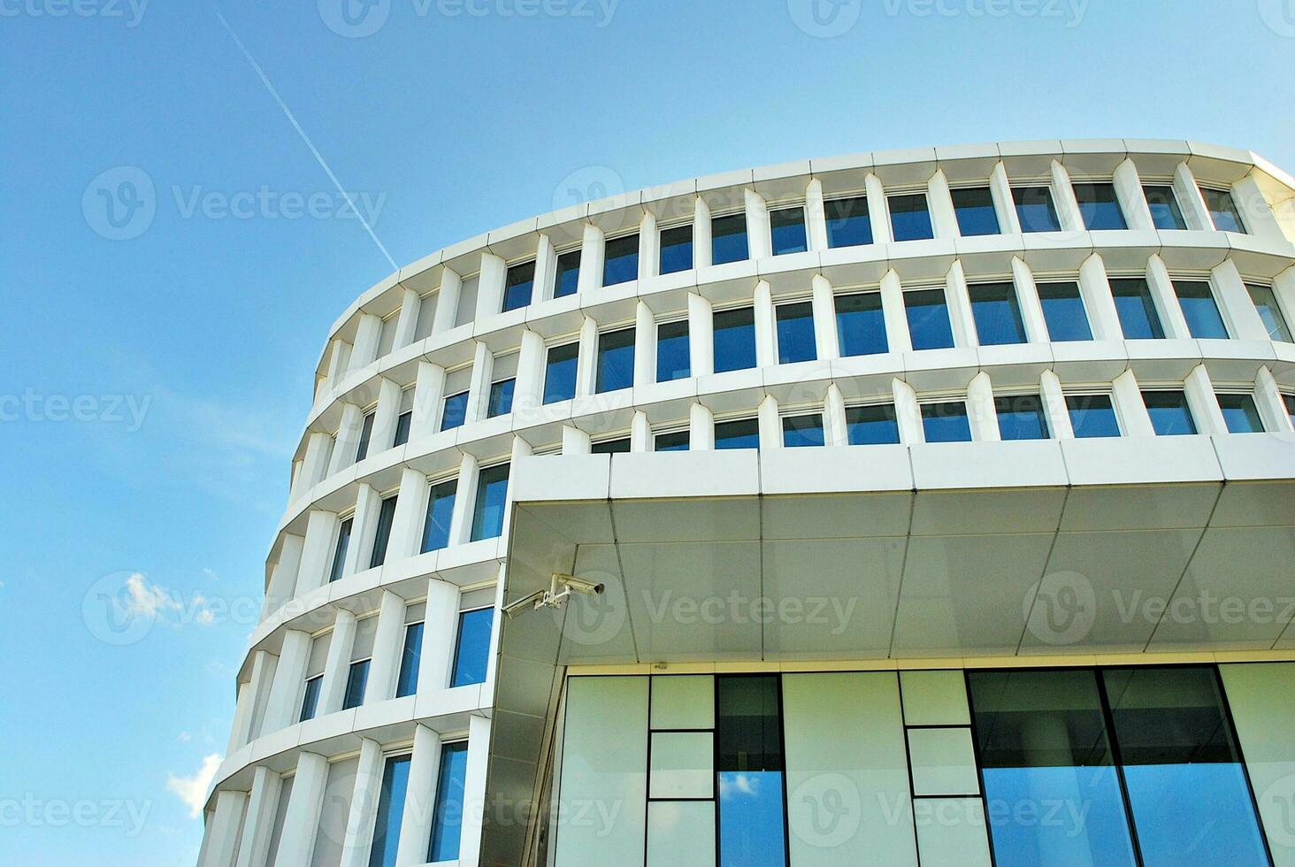 abstrakt Nahansicht von das glasverkleidet Fassade von ein modern Gebäude bedeckt im reflektierend Teller Glas. die Architektur abstrakt Hintergrund. Glas Mauer und Fassade Detail. foto