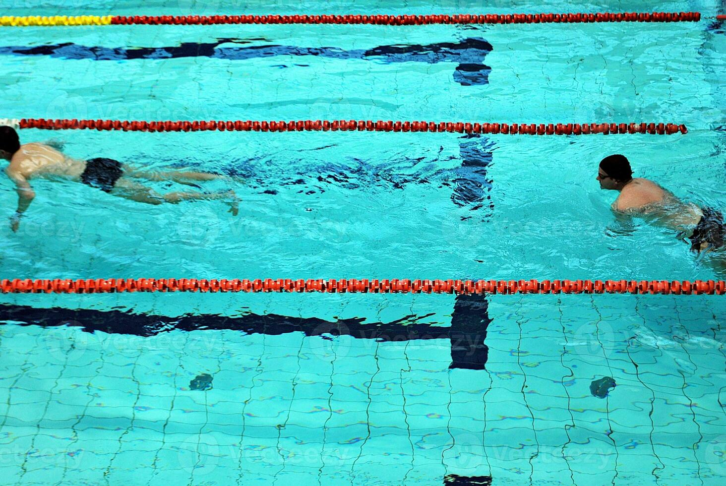 Schwimmen im Schwimmbad foto