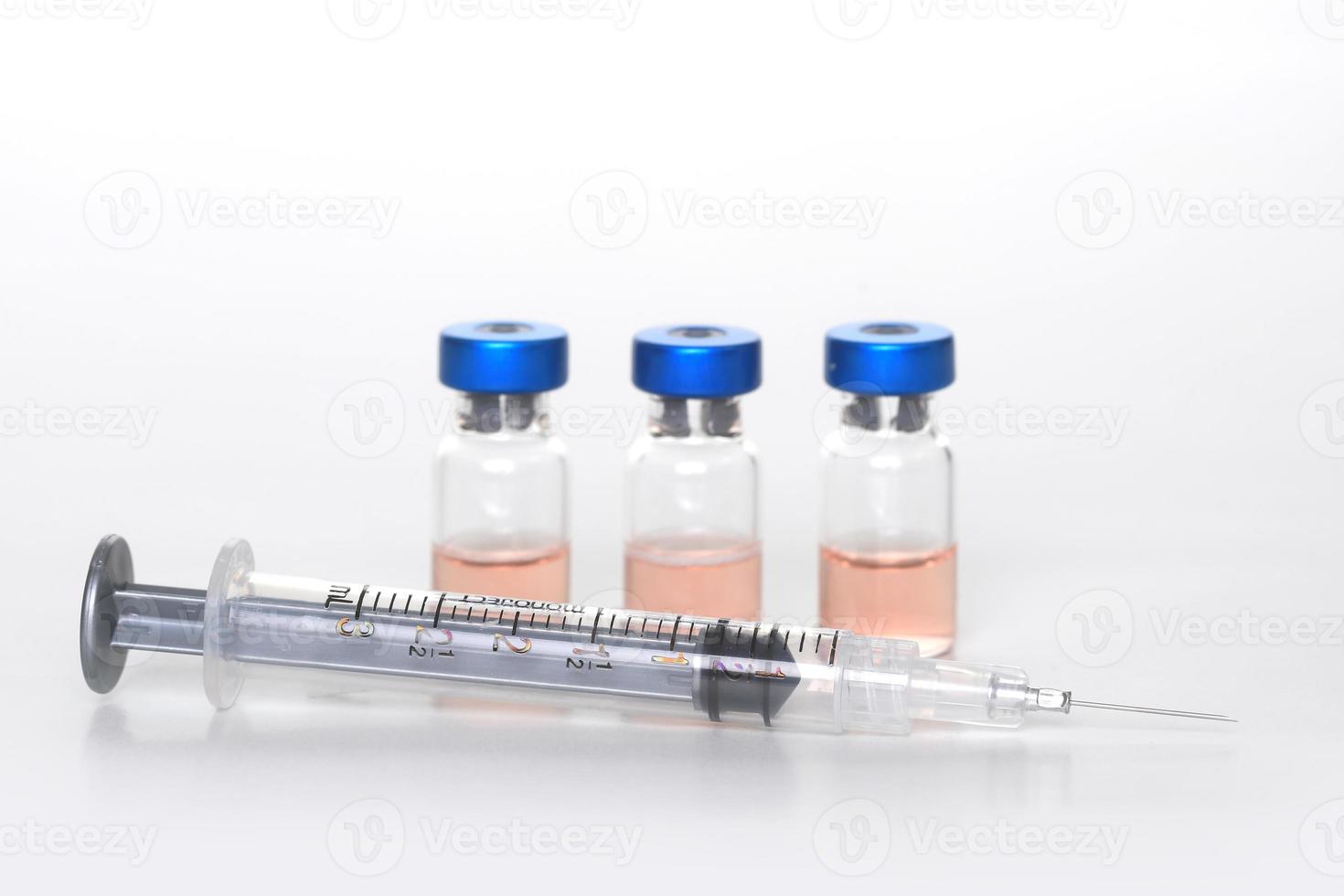 Konzept mit medizinischer Nadel und Impfstoffflaschen, die die öffentliche Sicherheit darstellen foto