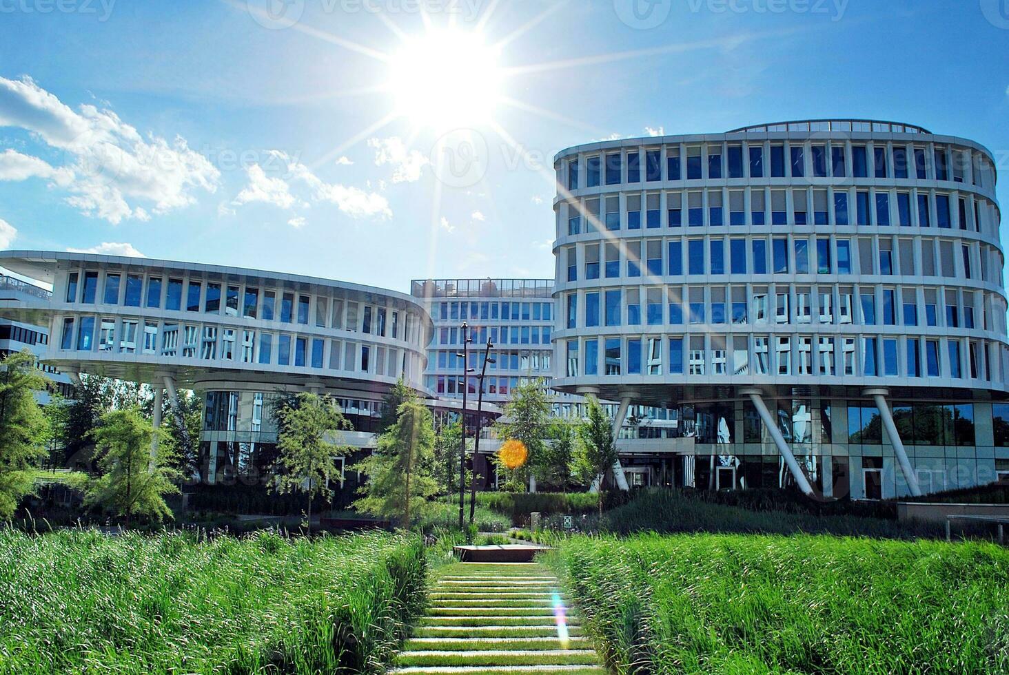 abstrakt Nahansicht von das glasverkleidet Fassade von ein modern Gebäude bedeckt im reflektierend Teller Glas. die Architektur abstrakt Hintergrund. Glas Mauer und Fassade Detail. foto