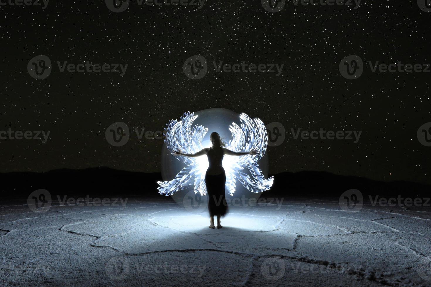 Licht gemaltes Langzeitbelichtungsbild einer Frau mit der Milchstraße foto