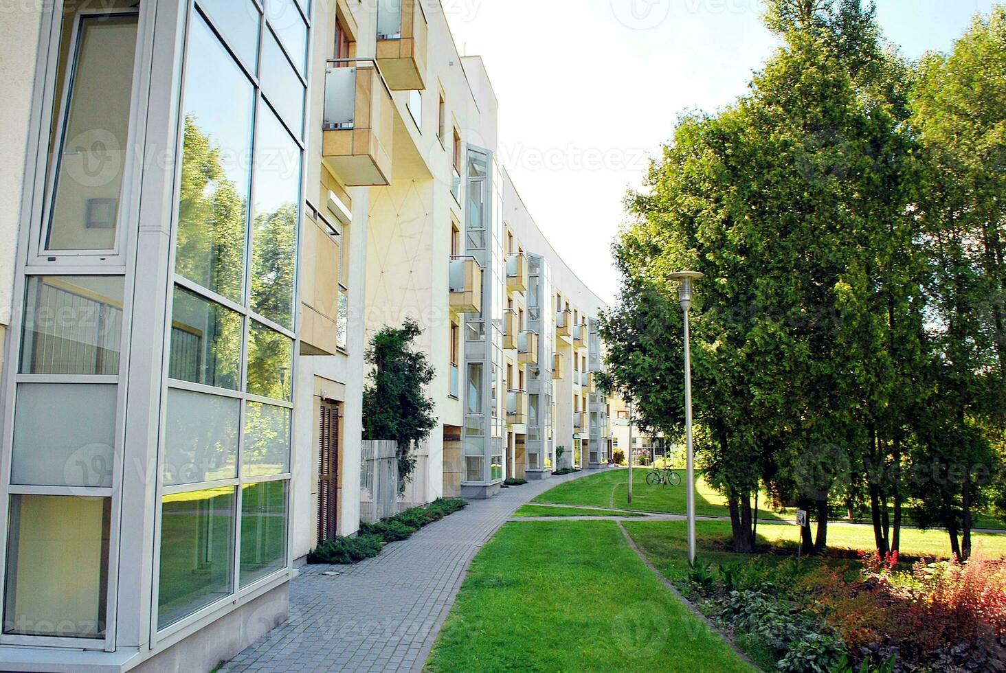 modern und Neu Wohnung Gebäude. mehrstöckig, modern, Neu und stilvoll Leben Block von Wohnungen. foto