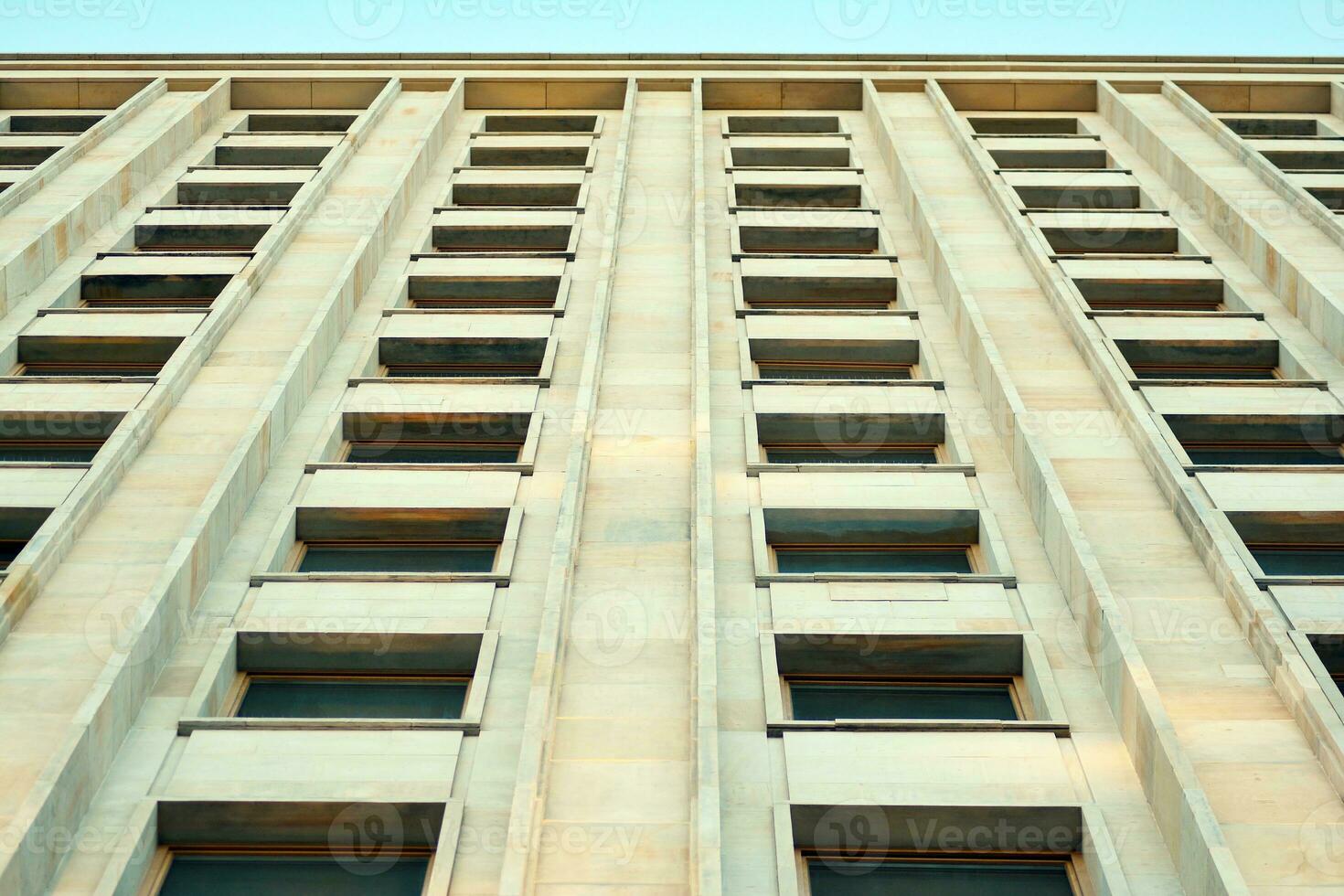 abstrakt Nahansicht von das glasverkleidet Fassade von ein modern Gebäude bedeckt im reflektierend Teller Glas. die Architektur abstrakt Hintergrund. Glas Mauer und Fassade Detail. foto