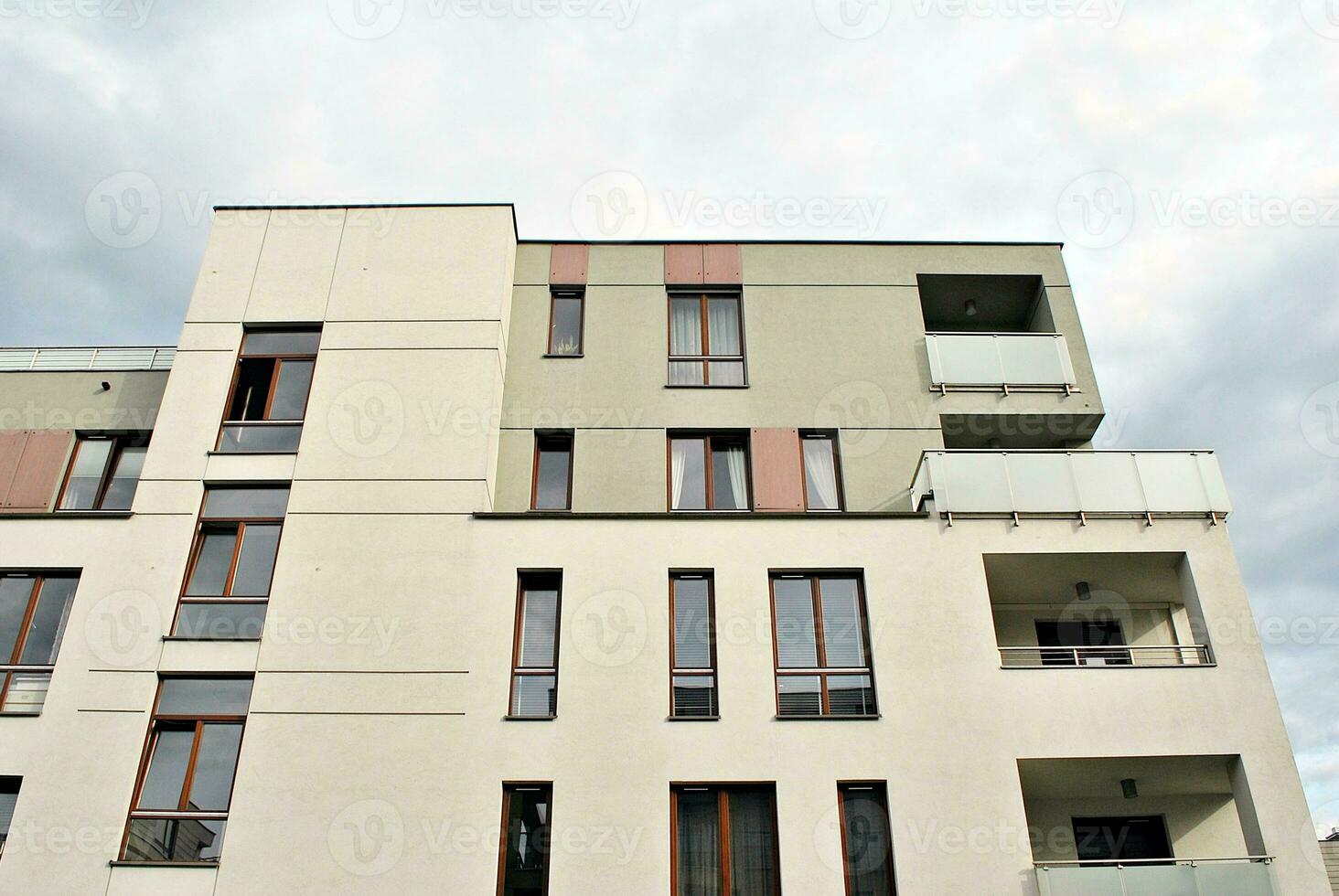 modern und Neu Wohnung Gebäude. mehrstöckig, modern, Neu und stilvoll Leben Block von Wohnungen. foto