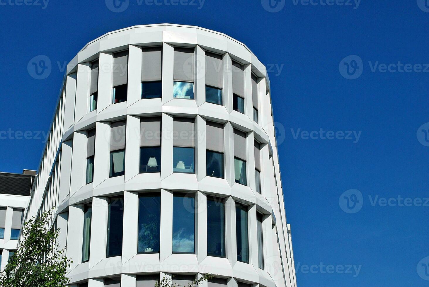 abstrakt Nahansicht von das glasverkleidet Fassade von ein modern Gebäude bedeckt im reflektierend Teller Glas. die Architektur abstrakt Hintergrund. Glas Mauer und Fassade Detail. foto