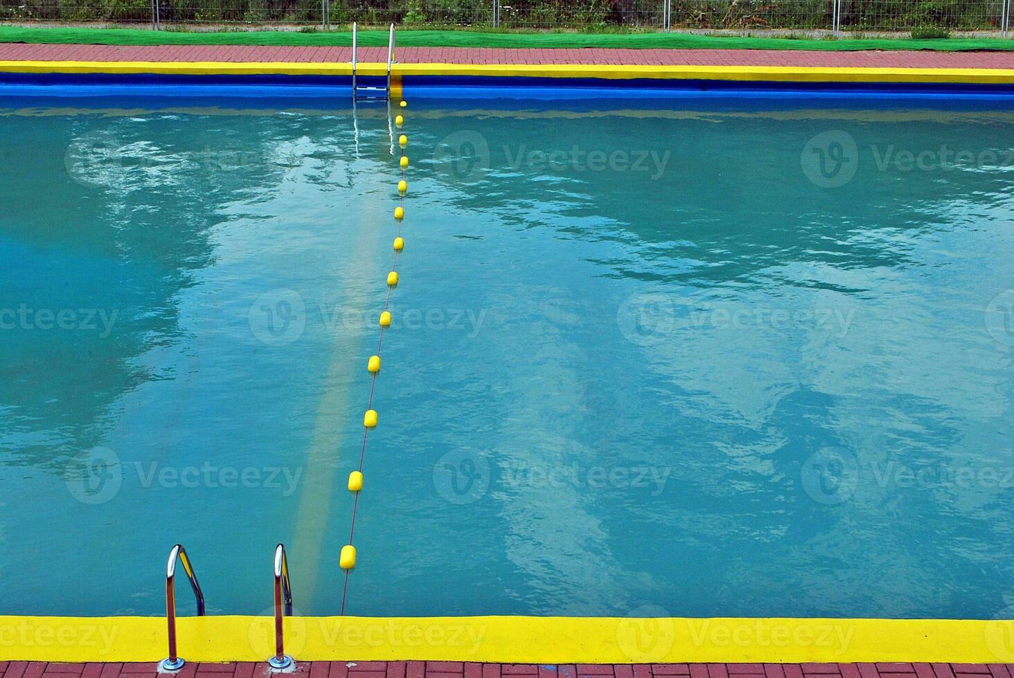 blaues zerrissenes Wasser im Schwimmbad foto