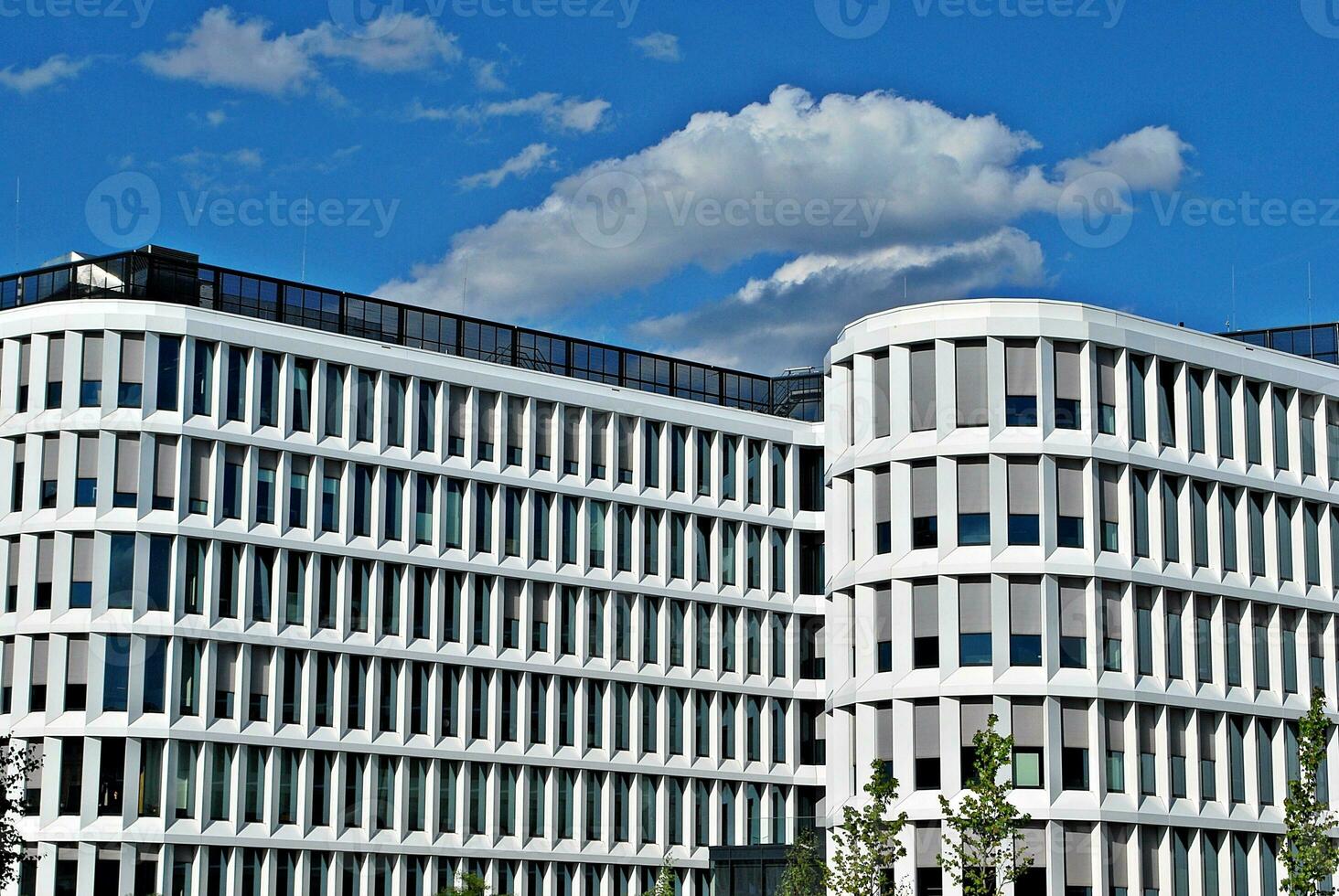 abstrakt Nahansicht von das glasverkleidet Fassade von ein modern Gebäude bedeckt im reflektierend Teller Glas. die Architektur abstrakt Hintergrund. Glas Mauer und Fassade Detail. foto