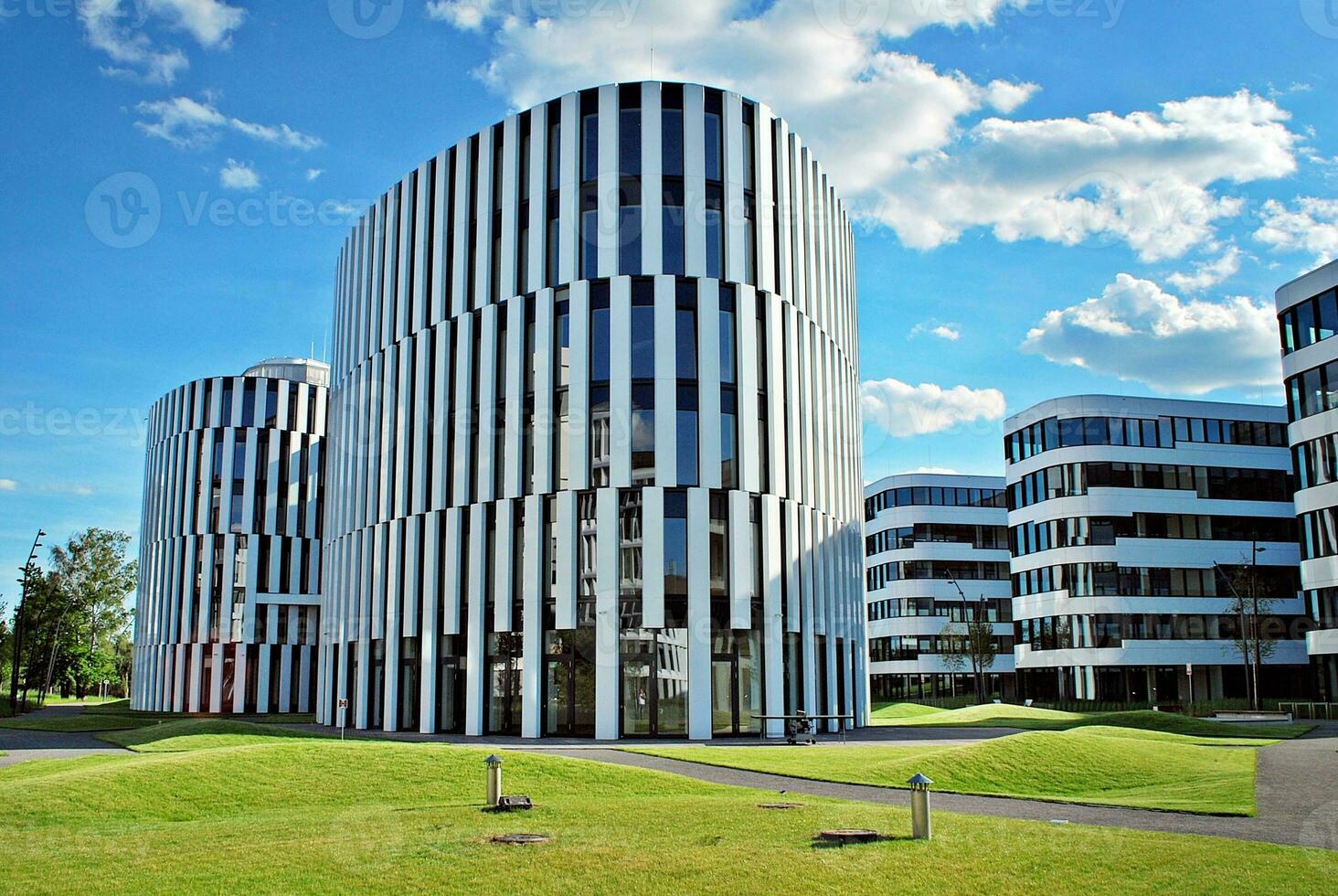 abstrakt Nahansicht von das glasverkleidet Fassade von ein modern Gebäude bedeckt im reflektierend Teller Glas. die Architektur abstrakt Hintergrund. Glas Mauer und Fassade Detail. foto