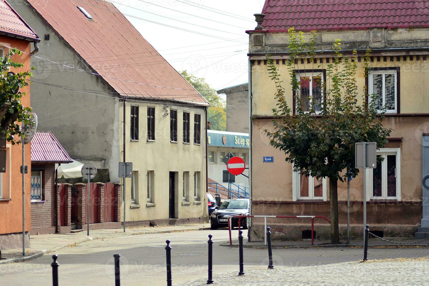 alt Stadt Gebäude im ein klein Stadt. foto