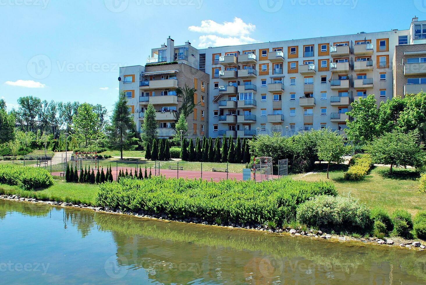 modern und Neu Wohnung Gebäude. mehrstöckig, modern, Neu und stilvoll Leben Block von Wohnungen. foto