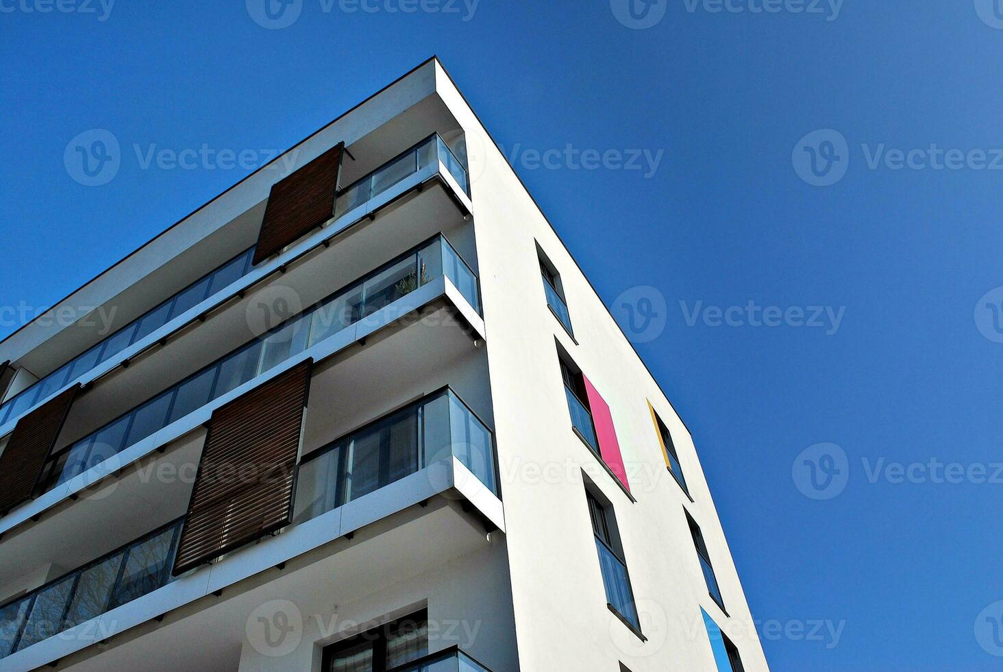 modern und Neu Wohnung Gebäude. mehrstöckig, modern, Neu und stilvoll Leben Block von Wohnungen. foto