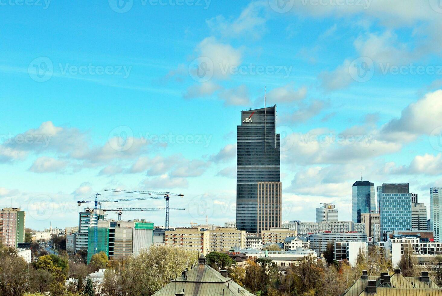 Aussicht von modern Wolkenkratzer im das Stadt Center. foto