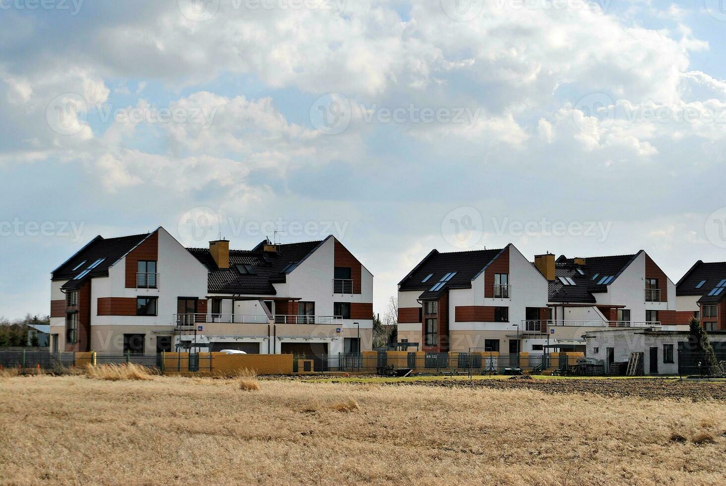 perfekt gepflegt Vorort- Haus auf ein schön sonnig Tag foto