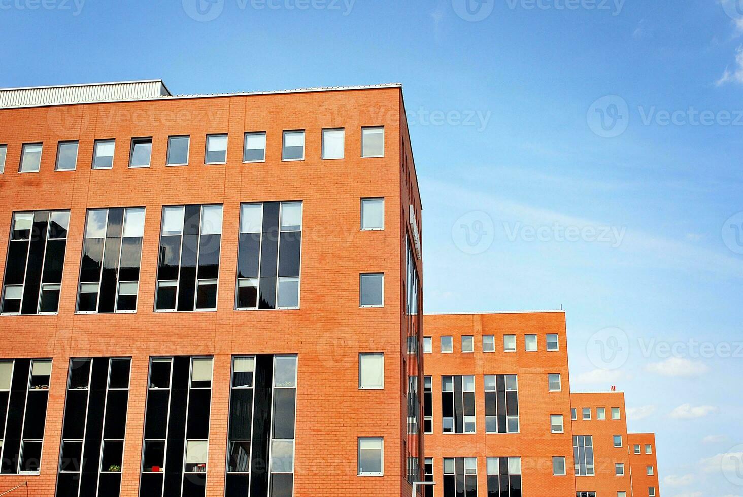 abstrakt Nahansicht von das glasverkleidet Fassade von ein modern Gebäude bedeckt im reflektierend Teller Glas. die Architektur abstrakt Hintergrund. Glas Mauer und Fassade Detail. foto