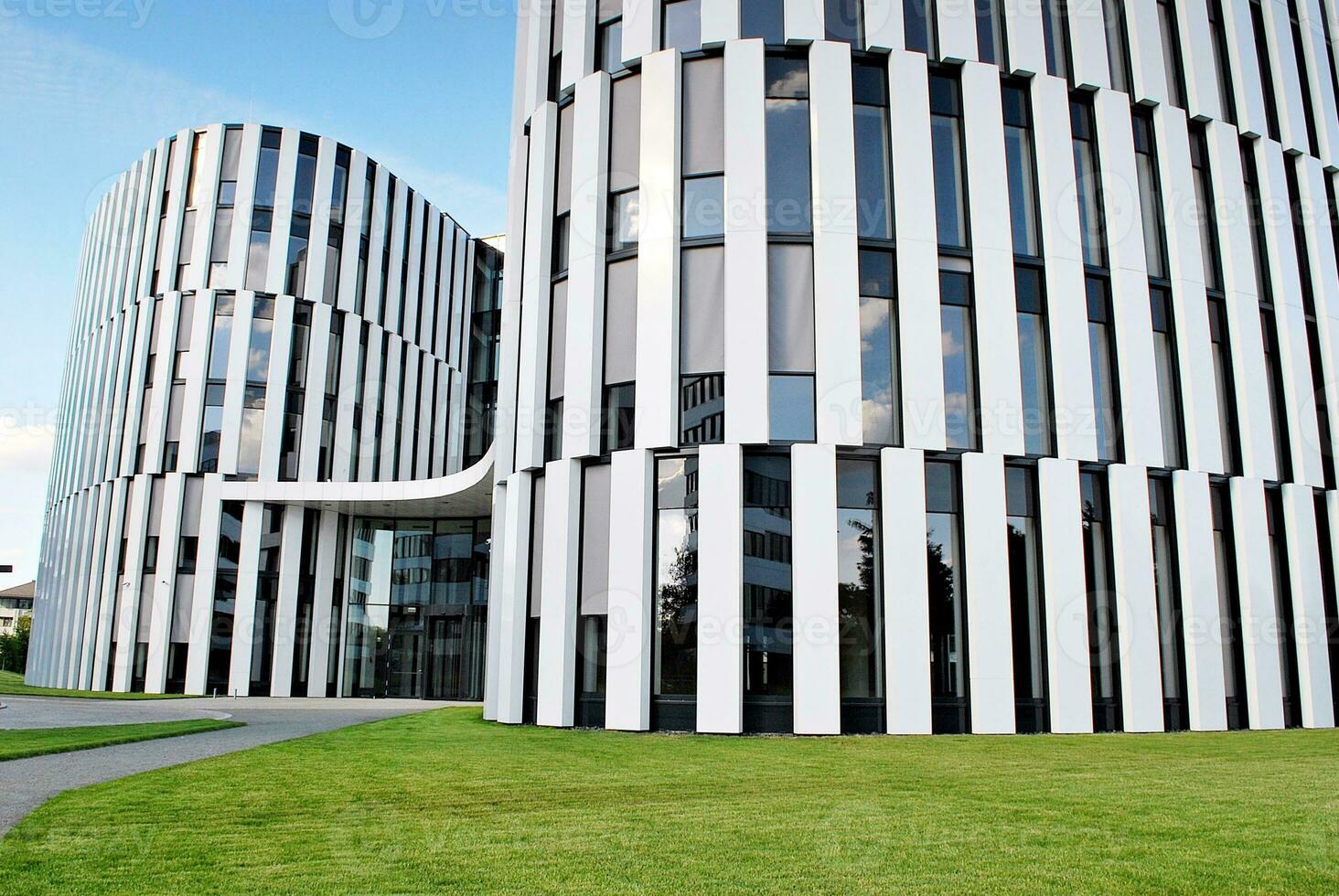 abstrakt Nahansicht von das glasverkleidet Fassade von ein modern Gebäude bedeckt im reflektierend Teller Glas. die Architektur abstrakt Hintergrund. Glas Mauer und Fassade Detail. foto