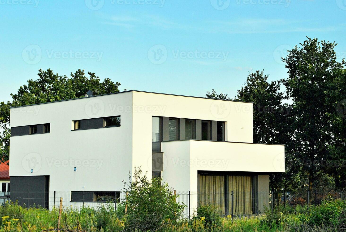 perfekt gepflegt Vorort- Haus auf ein schön sonnig Tag foto