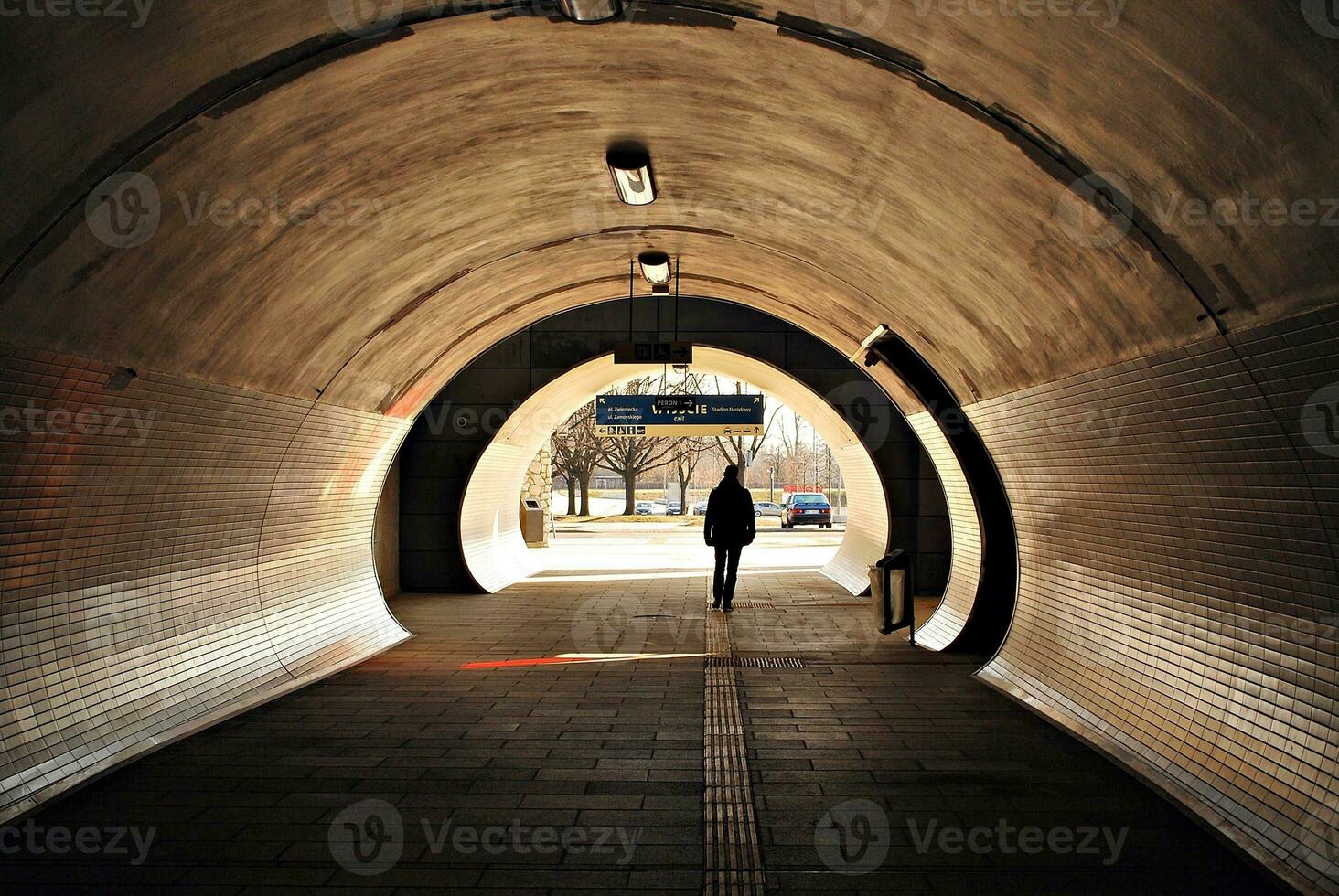 Tunnel führen von das Zug Bahnhof. foto