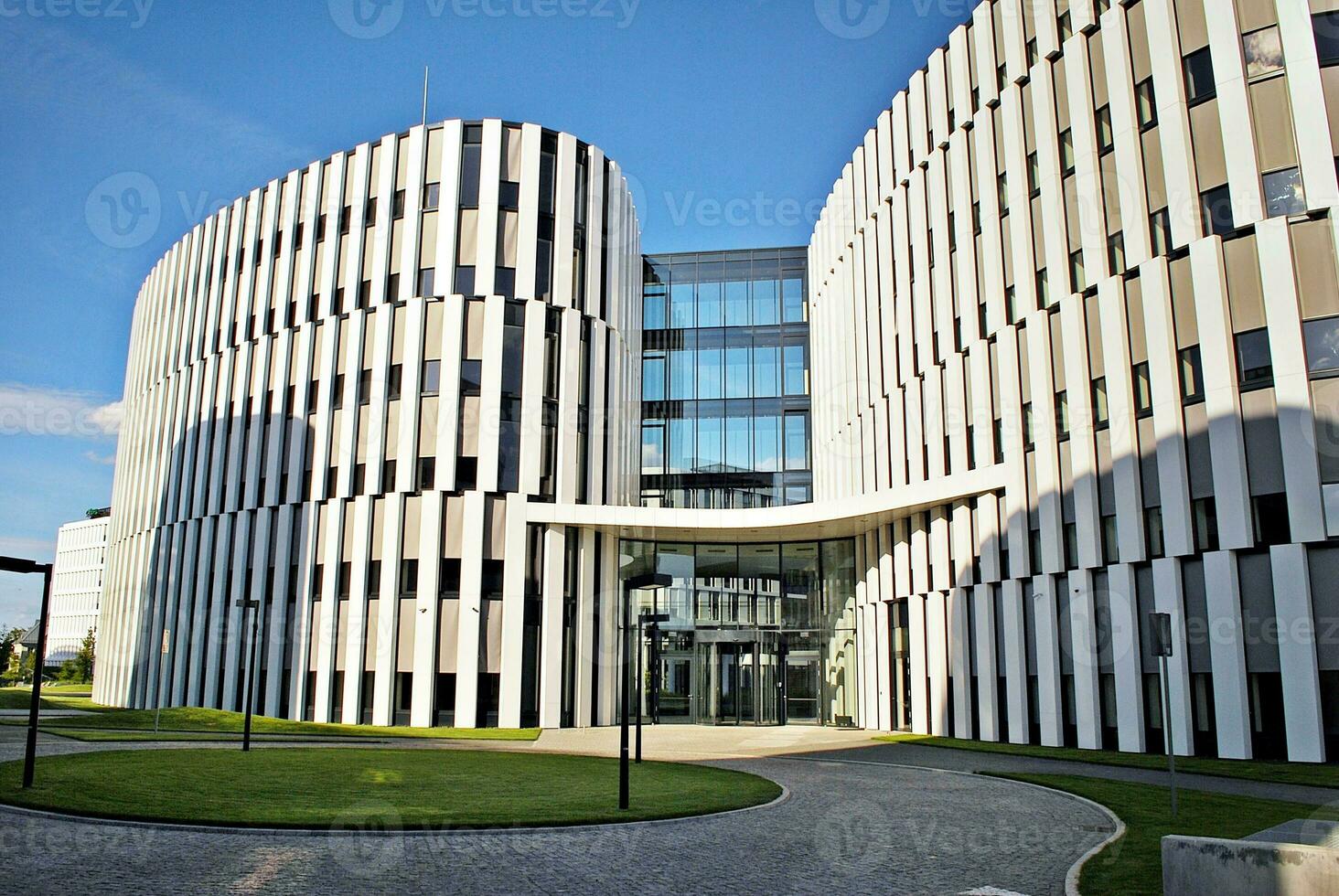 abstrakt Nahansicht von das glasverkleidet Fassade von ein modern Gebäude bedeckt im reflektierend Teller Glas. die Architektur abstrakt Hintergrund. Glas Mauer und Fassade Detail. foto