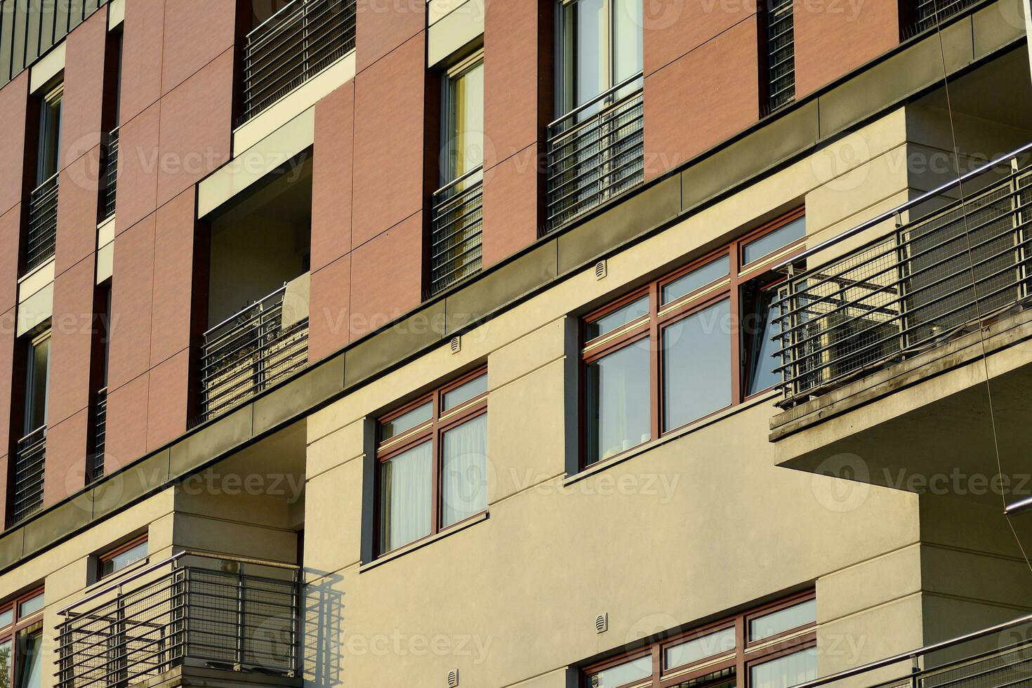 modern und Neu Wohnung Gebäude. mehrstöckig, modern, Neu und stilvoll Leben Block von Wohnungen. foto