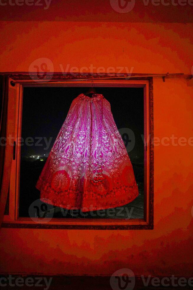 indisch Braut lengha Rock Stickerei Design mit rot Licht foto