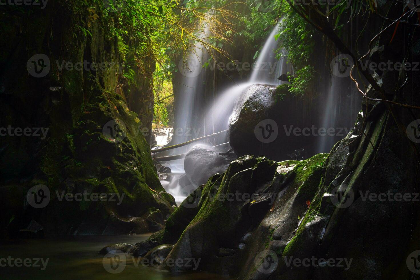 Besuch das Charme von Indonesien mit das lorong watu Wasserfall, Norden Bengkulu. ein eng Gasse gefüttert mit Stein Wände, das Morgen Licht scheint auf das Wasserfall foto