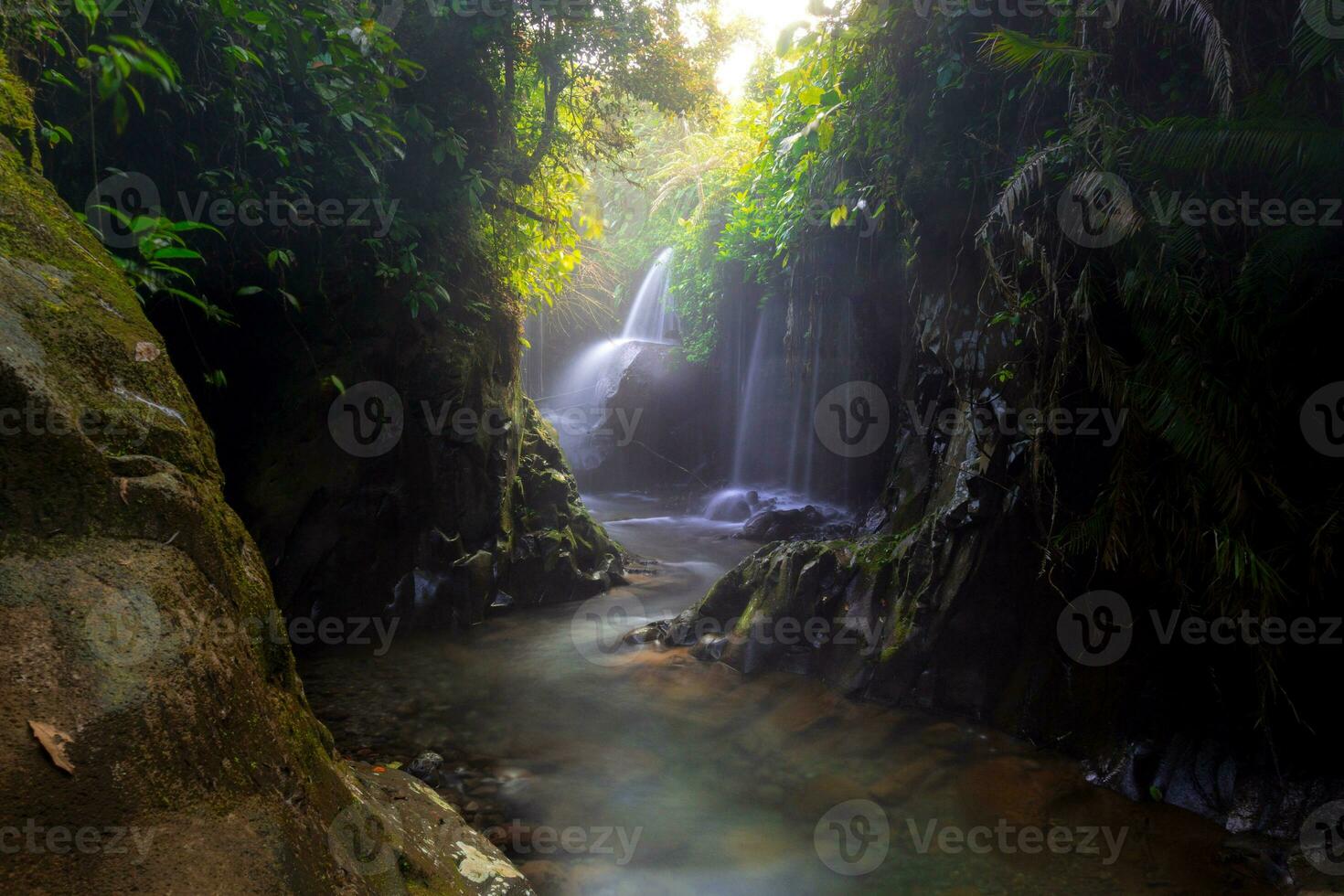 Besuch das Charme von Indonesien mit das lorong watu Wasserfall, Norden Bengkulu. ein eng Gasse gefüttert mit Stein Wände, das Morgen Licht scheint auf das Wasserfall foto