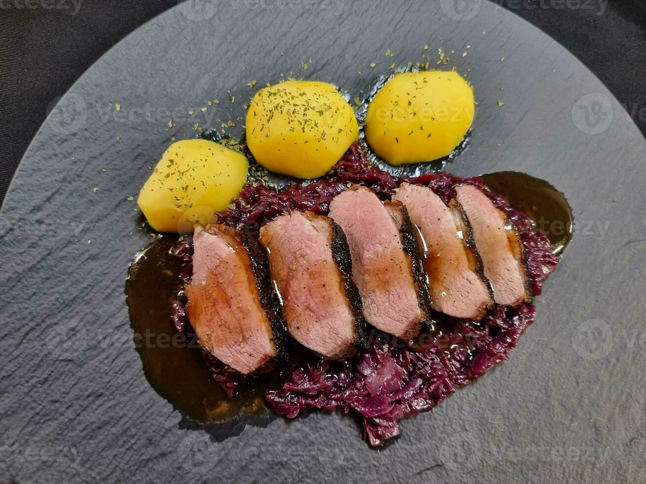 geröstet Ente mit rot Kohl und Kartoffeln foto