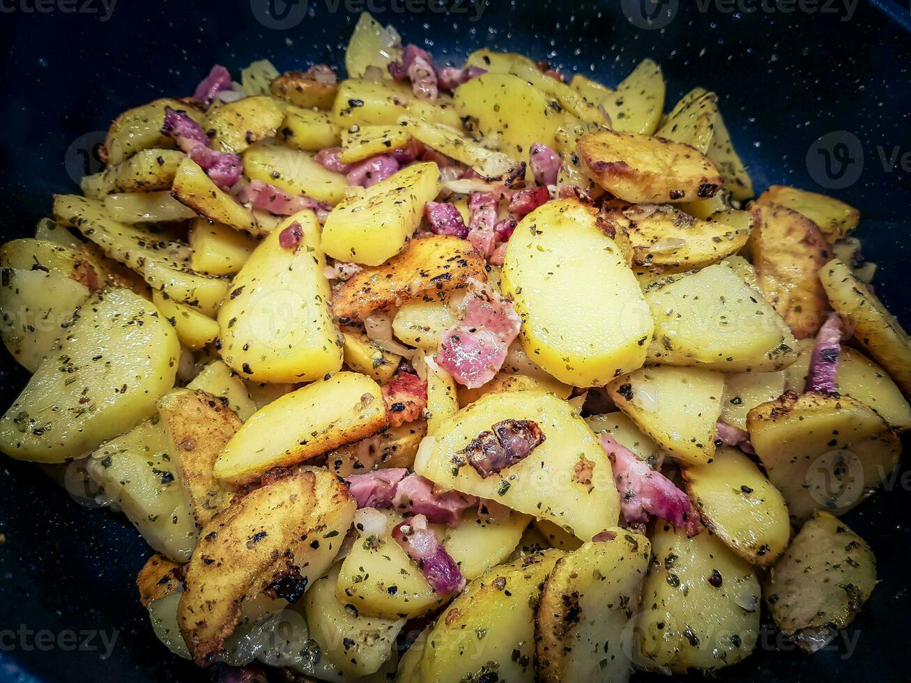 Bauern Frühstück geröstet Kartoffeln mit Schinken und Eier foto