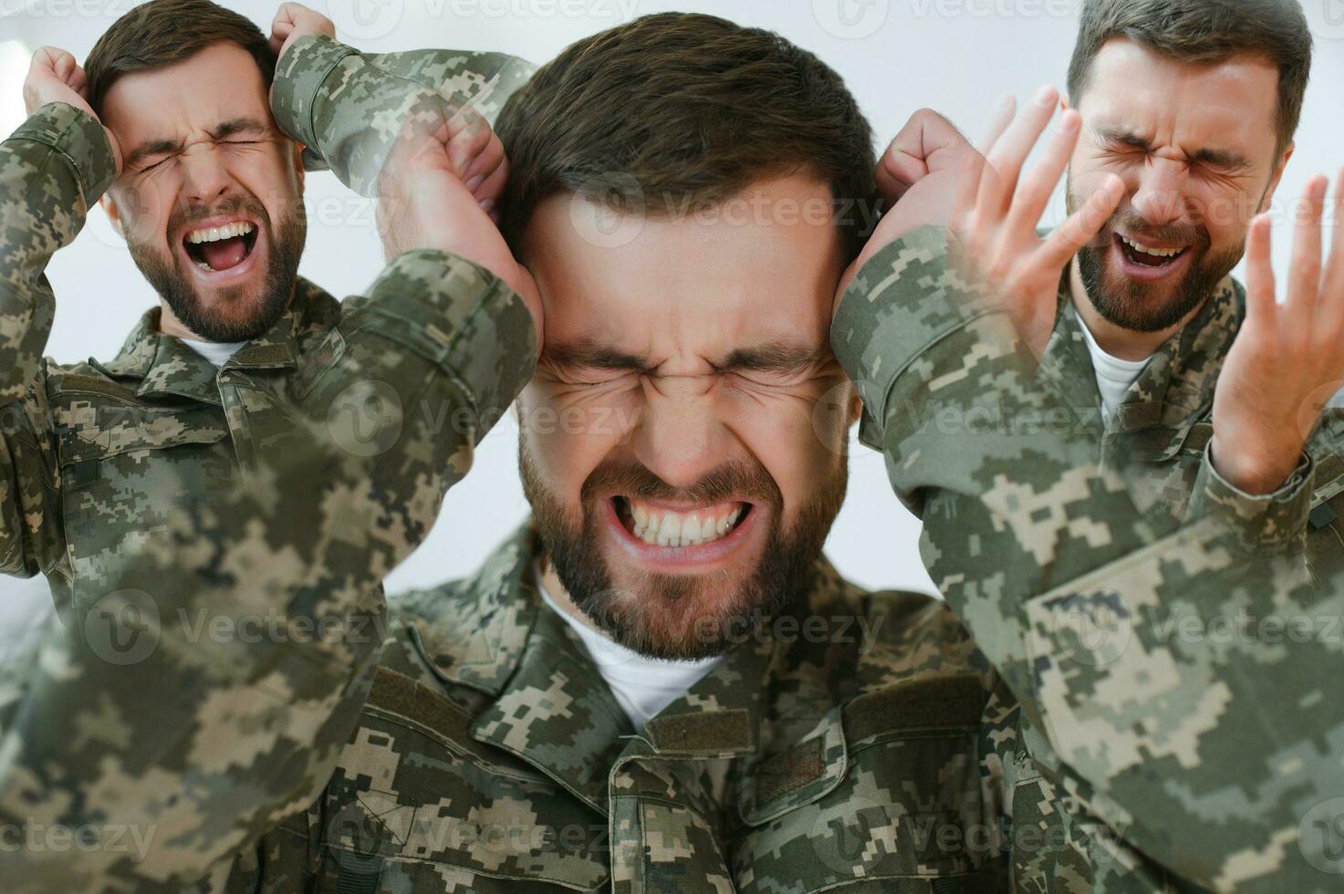 doppelt Exposition von Ängstlich Soldat im tarnen Uniform schreiend während Leiden von ptsd isoliert auf grau foto