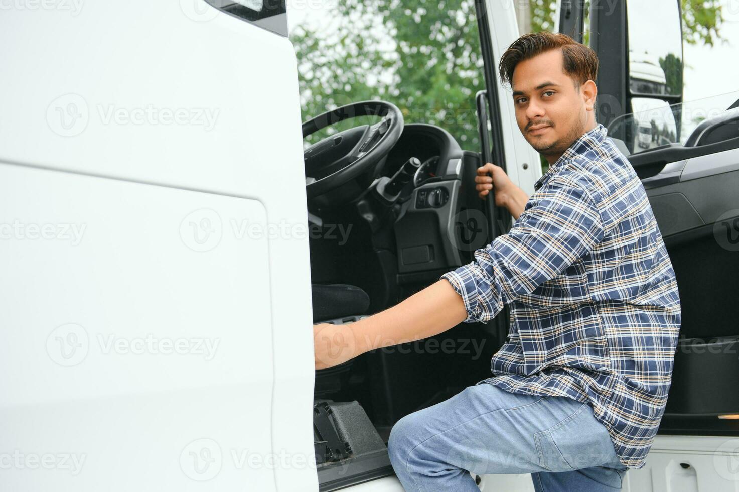 Fachmann indisch LKW Treiber eintreten seine LKW lange Fahrzeug. liebend seine Arbeit. Transport Dienstleistungen foto