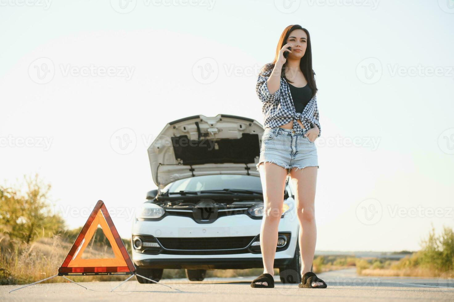 schön sexy Frau in der Nähe von ein gebrochen Wagen. verwirrt Frau tut nicht kennt Was zu tun foto