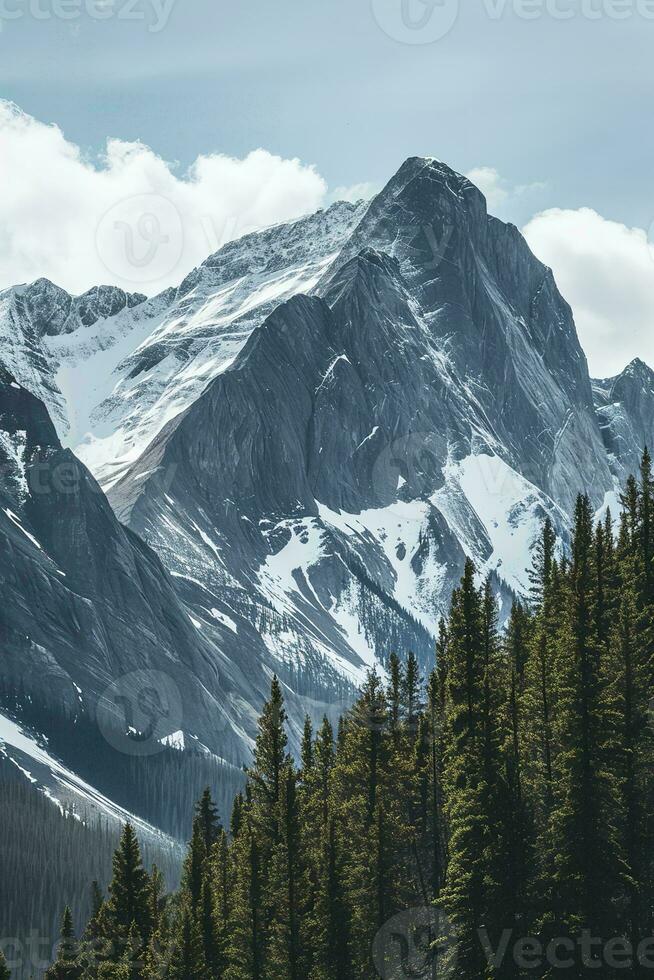 ai generiert majestätisch Berg, schneebedeckt Kappen kontrastiert durch üppig Grün Wald unter ein heiter Himmel. ein still Wildnis Szene. foto