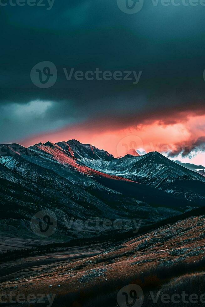 ai generiert ein atemberaubend Szene Erfassen das Moment wann das Sonnenuntergang leuchtet Berg Spitzen unter ein dunkel wolkig Himmel, präsentieren der Natur dramatisch und heiter Schönheit. foto