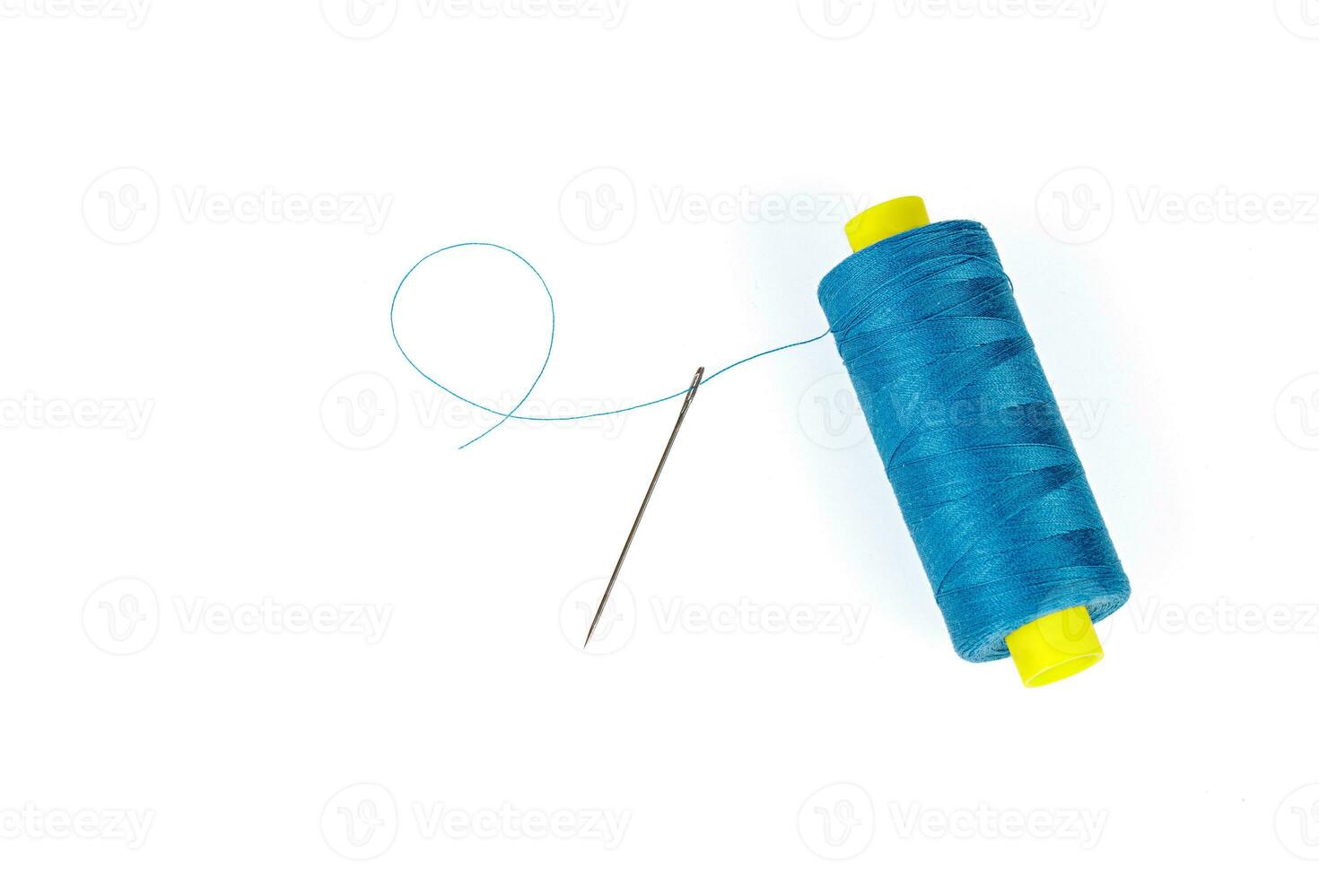 Makro Strang von Blau Faden mit ein Nadel auf ein Weiß Hintergrund foto