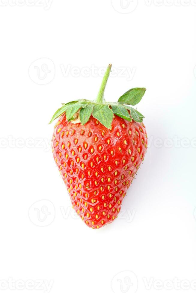 schön und reif rot Erdbeeren auf ein Weiß Hintergrund foto