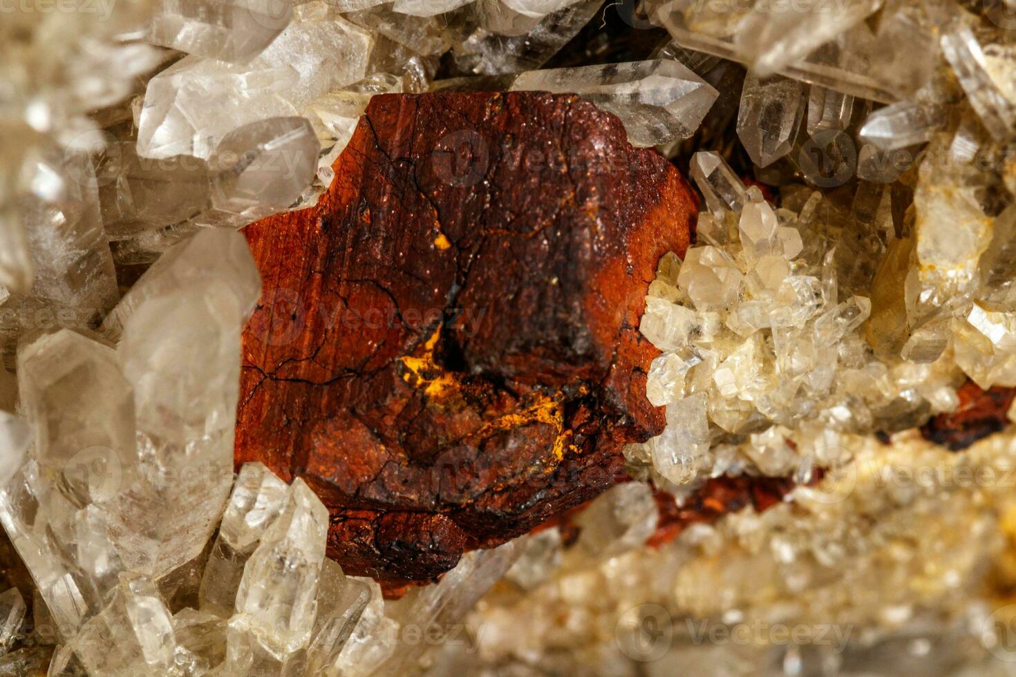 Makro Mineral Quarz Stein mit Limonit und Lepidolith schwarz Hintergrund foto