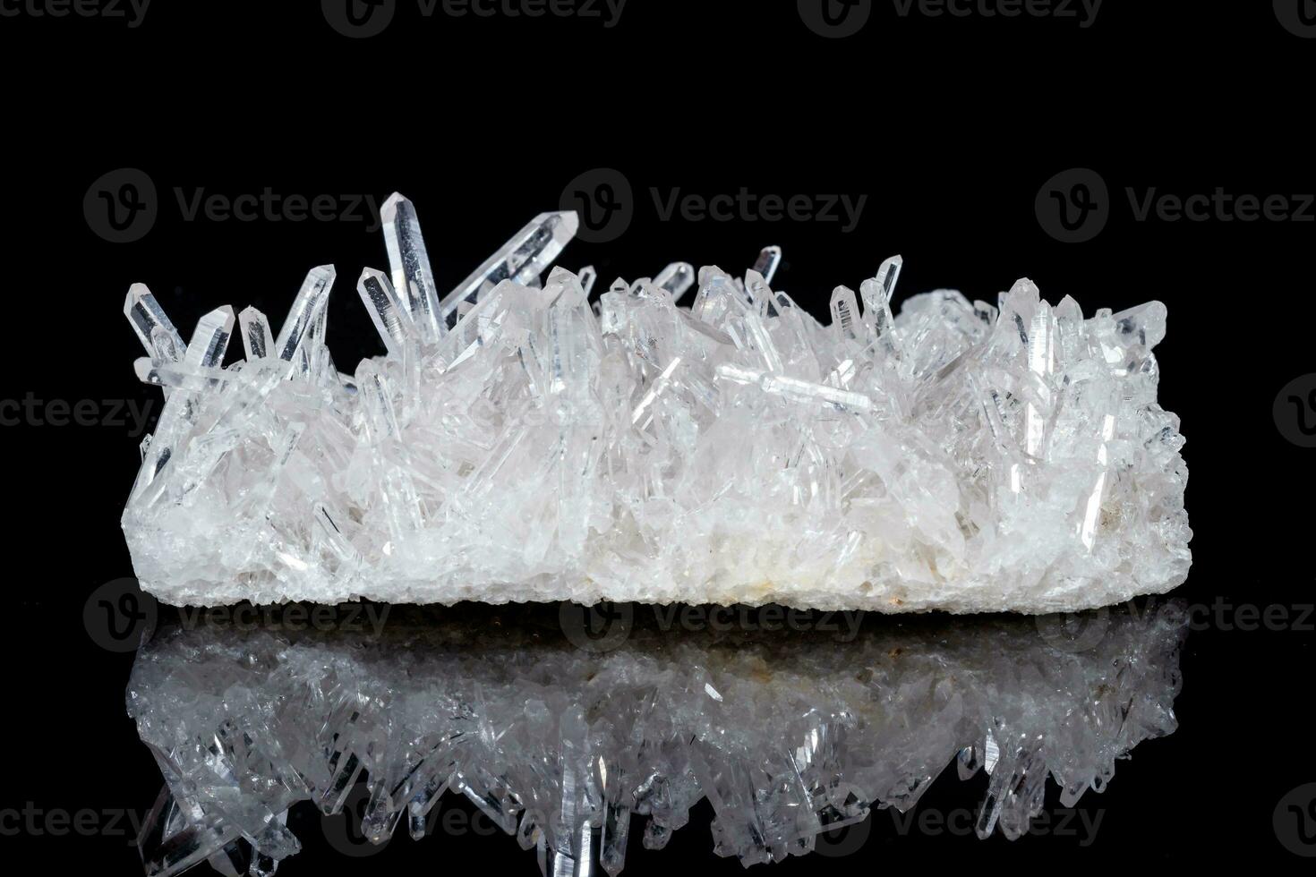 Makro-Mineralstein Strass in Kristallen auf schwarzem Hintergrund foto