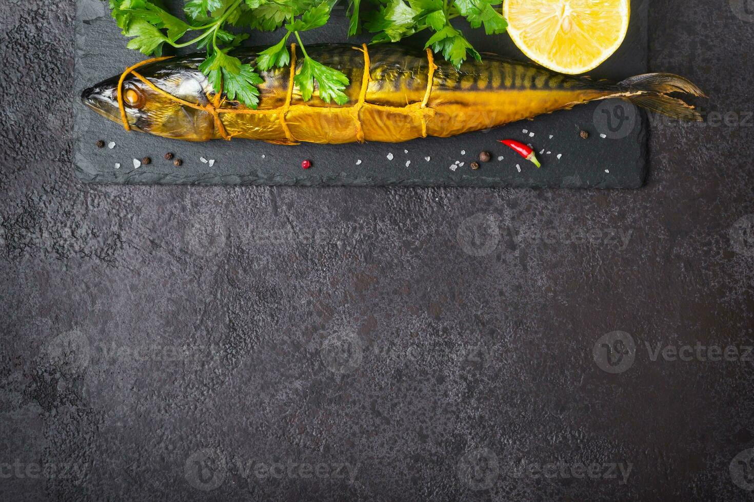 geräuchert Makrele Fisch auf schwarz Stein Hintergrund foto