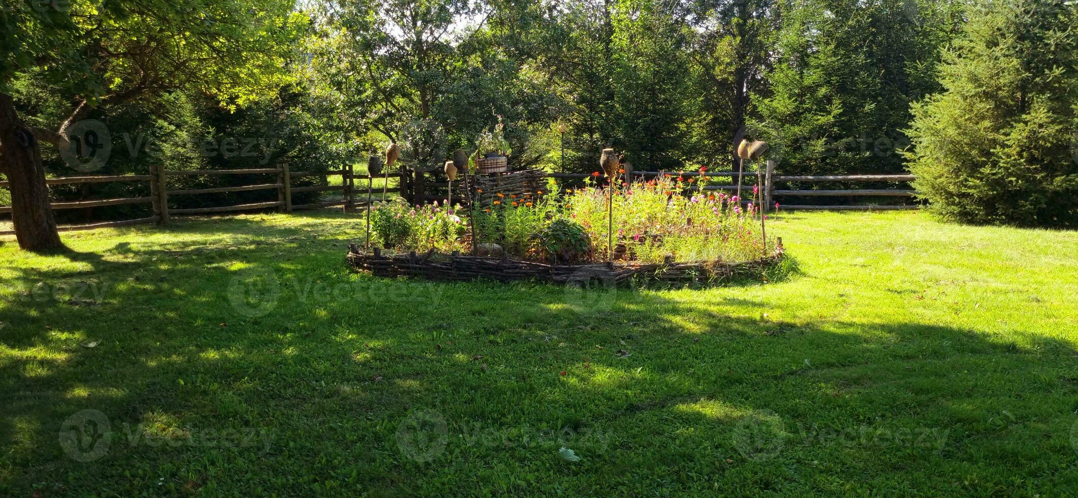 Schuss von das ländlich, alt Hütte mit das Garten beim das Russisch Dorf. ländlich foto