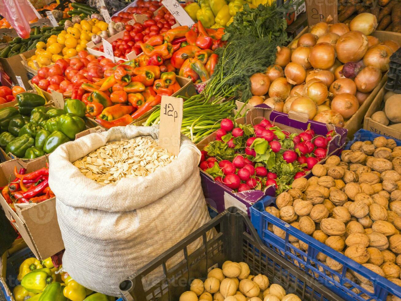 ein Vielfalt von frisch Früchte, Samen, Nüsse und Gemüse auf Anzeige beim das Markt. Essen foto