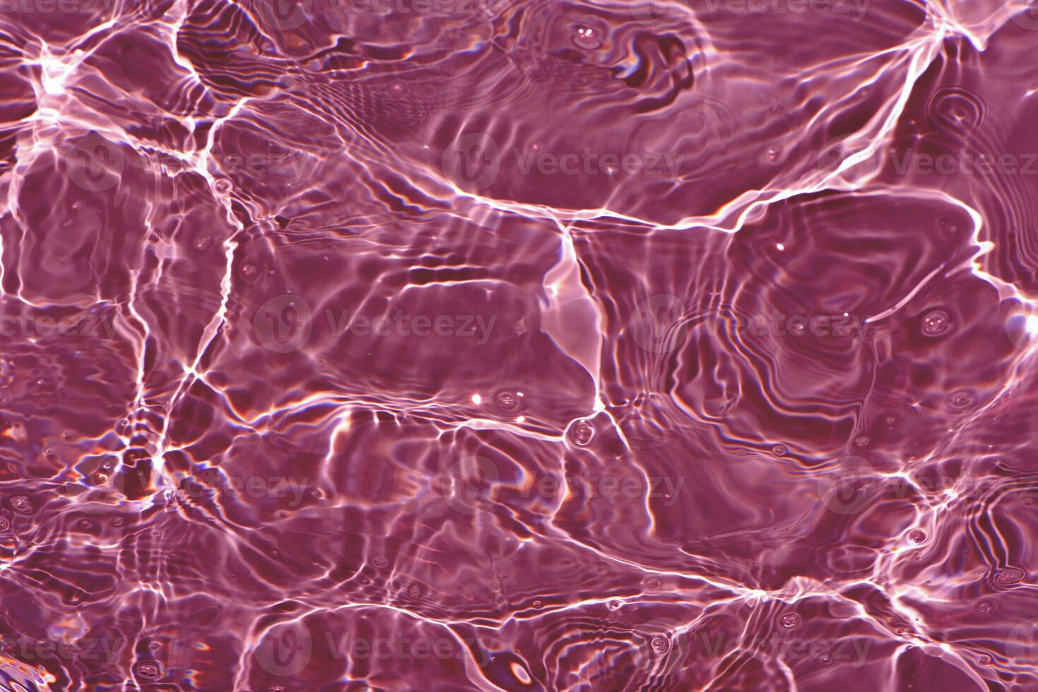 Rotes Wasser spritzt auf das Oberfläche Welligkeit verwischen. defokussieren verschwommen transparent lila farbig klar Ruhe Wasser Oberfläche Textur mit Spritzen und Blase. foto