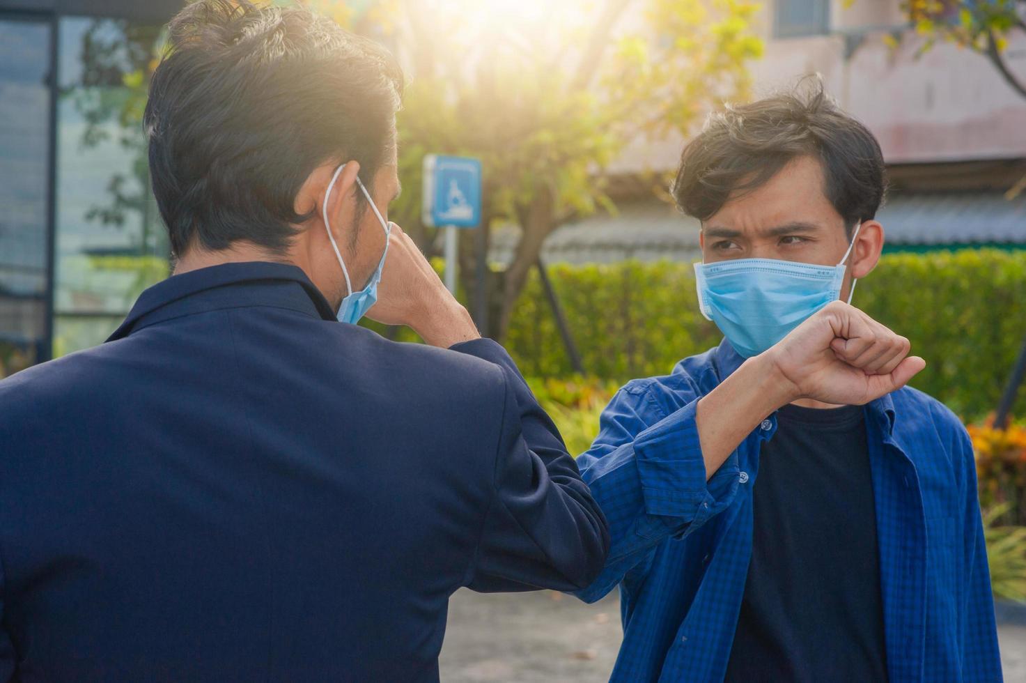 Freunde schütteln Hand Ellenbogen neu normal, um Coronavirus Covid19 zu verhindern foto